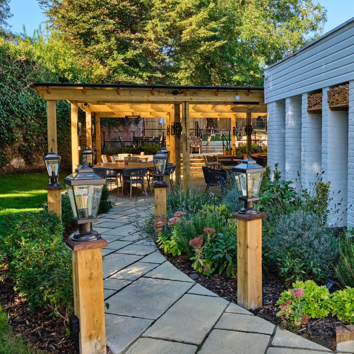 Pub outdoor shelter