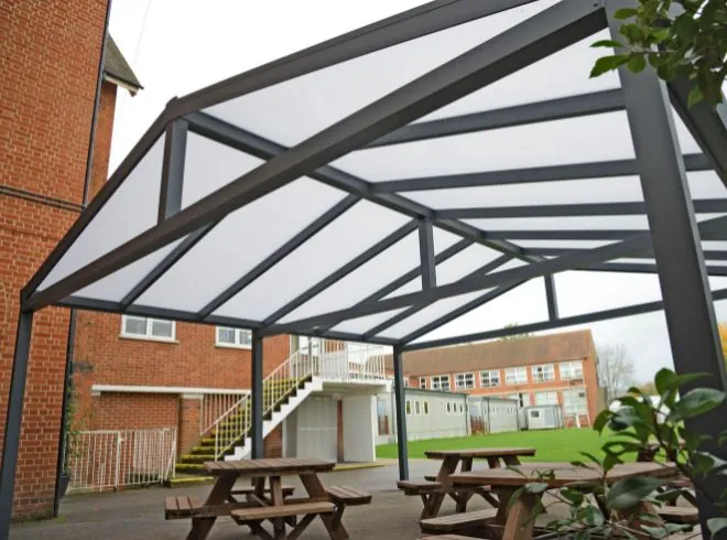 Apex Saddle-roof shelter with polycarbonate roof